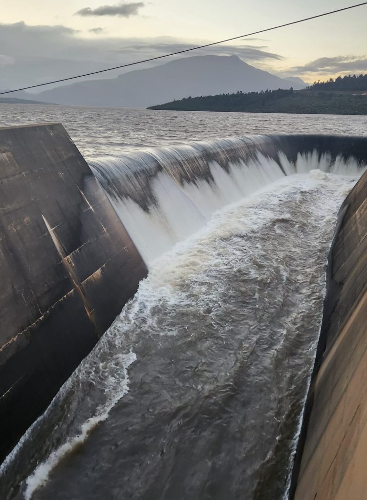 Dam levels for week 43 received on 20 October 2025:
Theewaterskloof Dam = 82.91% vs 84.57% (w 42) vs 99.89% (2024)
Eikenhof Dam = 98.73% vs 101.30% (w 42) vs 99.84% (2024)
Elandskloof Dam = 98.10% vs 97.83% (w 42) vs 100.27% (2024)
Upper Steenbras = 99.14% vs 99.83% (w 42) vs 95.27% (2024)
Lower Steenbras = 93.18% vs 94.12% (w 42) vs 93.81% (2024)
Western Cape State of Dams = 81.76% vs 82.78% (w 42) vs 93.65% (2024)
Cape Town System Dams (combined) =  89.06% vs 90.22% (w 42) vs 98.89% (2024)